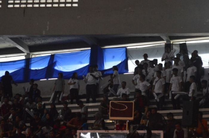 Suporter Surabaya Bhayangkara Samator  di Gor Sritex Arena Solo, Sabtu (7/4/2018).