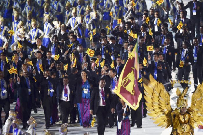 Defile kontingen Sri Lanka saat Pembukaan Asian Games ke-18 Tahun 2018 di Stadion Utama Gelora Bung Karno, Senayan, Jakarta, Sabtu (18/8/2018).