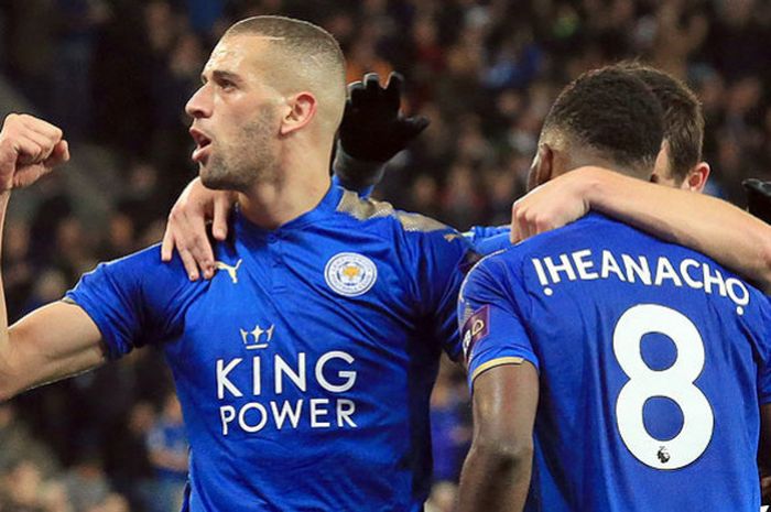 Striker Leicester City, Islam Slimani (kiri), melakukan selebrasi seusai mencetak gol ke gawang Leeds United dalam laga putaran keempat Piala Liga Inggris di Stadion King Power, Leicester, pada 24 Oktober 2017.