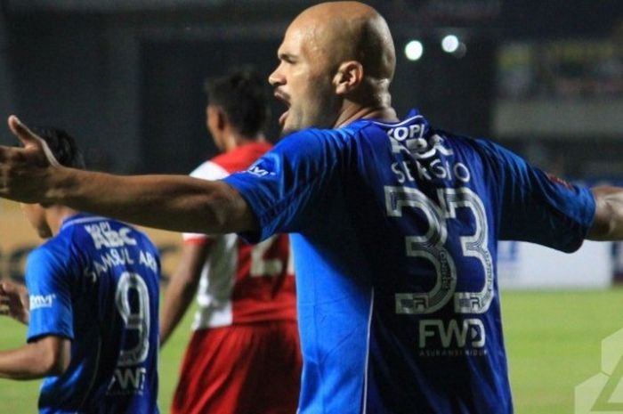 Striker naturalisasi Persib, Sergio van Dijk saat timnya menjamu PSM Makassar di Stadion GBLA pada Sabtu (2/7/2016) malam. Sergio siap kerja keras demi kemenangan atas Persija akhir pekan ini. 