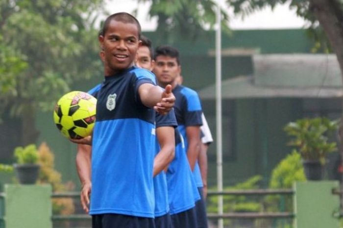 Bek PSMS, Manahati Lestusen, dalam sebuah sesi latihan.