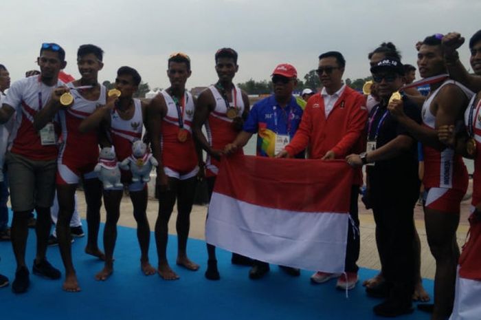 Tim rowing Indonesia nomor LM8- berpose dengan medali emas setelah pertandingan di Jakabaring Spory City, Palembang, Jumat (24/8/2018).