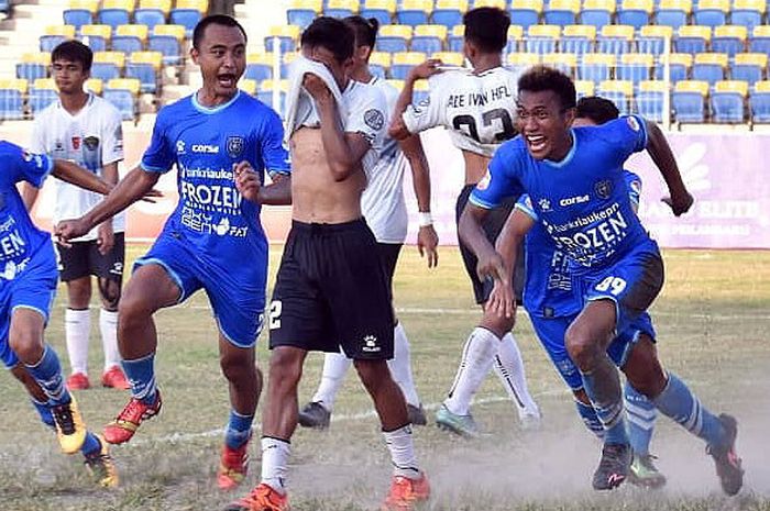 Striker PSPS Riau, M Renggur (kanan), merayakan gol saat melawan Cilegon United FC dalam laga pekan ke-8 Liga 2 2018 di Stadion Kaharuddin Nasution, Rumbai, Sabtu (14/7/2018).