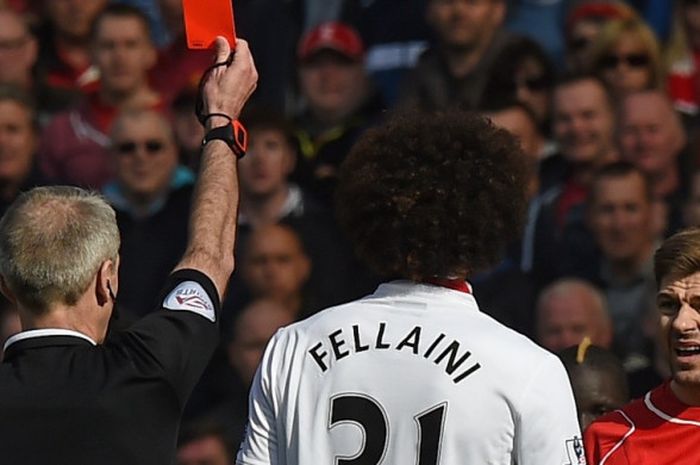 Wasit Martin Atkinson memberikan kartu merah kepada Steven Gerrard saat Liverpool melawan Manchester United pada partai Liga Inggris di Stadion Anfield, 22 Maret 2015.