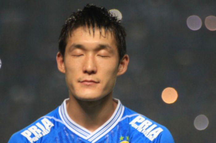 Gelandang Persib asal Korea Selatan, Oh In-kyun sesaat sebelum menghadapi Bhayangkara FC  di Gelora Bandung Lautan Api (31/5/2018)