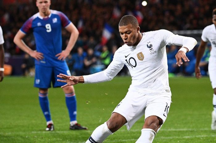 Penyerang Prancis, Kylian Mbappe, mencetak gol lewat tendangan penalti dalam laga uji coba melawan Islandia, 11 Oktober 2018 di Stade de Roudourou, Guingamp.