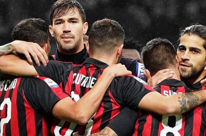 Bek sekaligus kapten AC Milan, Alessio Romagnoli (kedua dari kiri), merayakan gol pamungkas ke gawang Genoa bersama rekan setimnya saat kedua tim bertanding di Stadion San Siro, Milan, pada Kamis (1/11/2018).