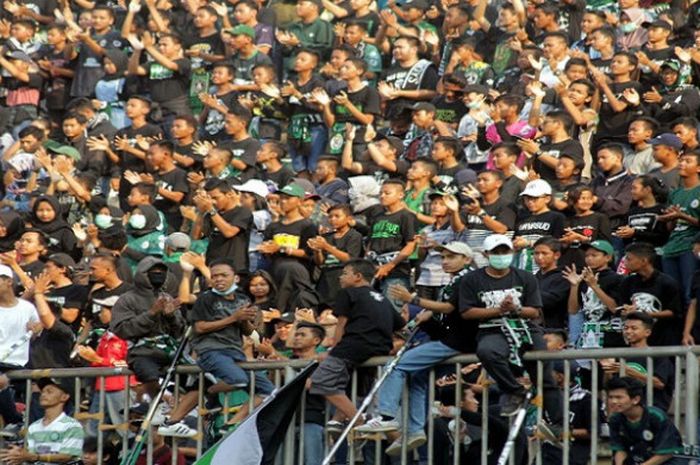  Brigata Curva Sud, salah satu suporter PSS Sleman yang menempati tribune selatan pada laga PSS Slem