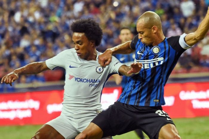 Kapten Inter Milan, Joao Miranda (kanan), berduel dengan pemain Chelsea, Willian, dalam laga International Champions Cup di Stadion Nasional Singapura pada 29 Juli 2017.