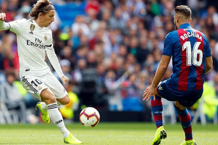 Pemain Real Madrid, Luka Modric, beraksi saat pertandingan Liga Spanyol melawan Levante di Stadion Santiago Bernabeu, Madrid, 20 Oktober 2018.