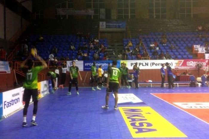 Para pemain Jakarta Elektrik PLN berlatih menjelang laga putaran 2 Proliga 2016 melawan Jakarta Pertamina Energi di Hall Basket Senayan, Jakarta, Minggu (3/4/2016).