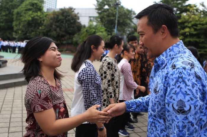 Menpora Imam Nahrawi memberikan ucapan selamat kepada para atlet berprestasi yang diangkat menjadi PNS, di Kantor Kemenpora, Jakarta, Rabu (17/1/2018).