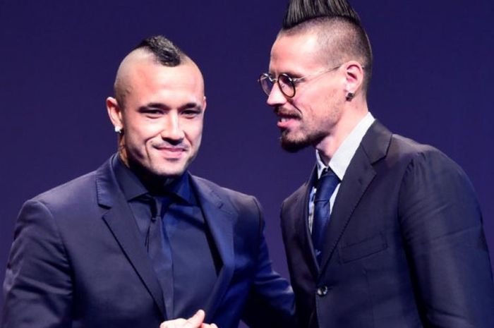 Radja Nainggolan (kiri) bersama Marek Hamsik dalam acara anugerah Gran Gala del Calcio di Milan, 27 November 2017.