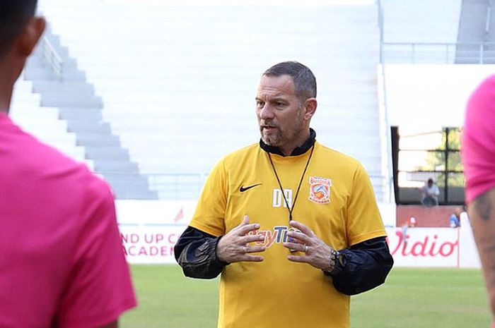 Pelatih Borneo FC, Dejan Antonic, memberi arahan dalam sesi latihan di Stadion Batakan, Balikpapan, Minggu (16/9/2018).