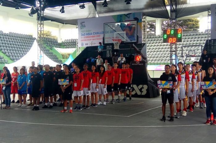 Tim Indonesia (kaus merah) dan negara lain mengikuti upacara pembukaan test event basket 3x3 Asian Games 2018 di Center Court GBK, Senayan, Jakarta, Jumat (1/12/2017).