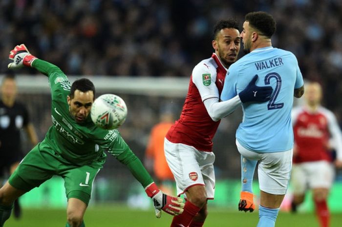 Kiper Manchester City, Claudio Bravo (kiri), keluar dari kotak penalti untuk menghalau bola dalam laga final Piala Liga Inggris kontra Arsenal di Stadion Wembley, London, pada 25 Februari 2018.