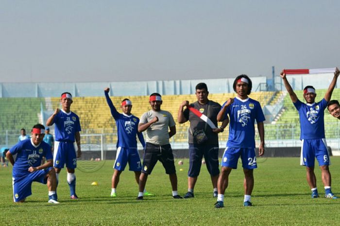 Pemain Persib Bandung mengenakan pita merah putih saat latiha di Stadion Kanjuruhan, Malang.