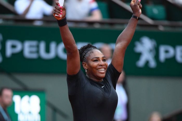 Kegembiraan Serena Williams usai berhasil meraih kemenangan pada babak 64 besar French Open 2018 yang berlangsung Kamis (31/5/2018).