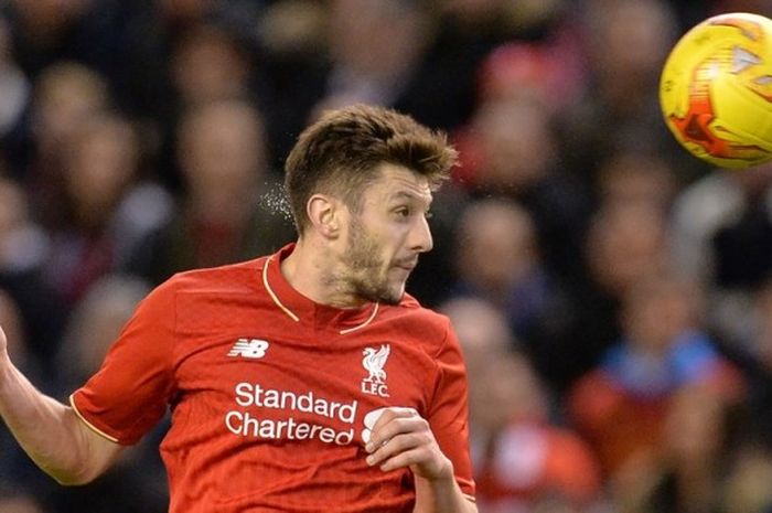 Gelandang Liverpool, Adam Lallana, menanduk bola saat timnya melawan Stoke City pada semifinal kedua Piala Liga di Stadion Wembley, 26 Januari 2016.