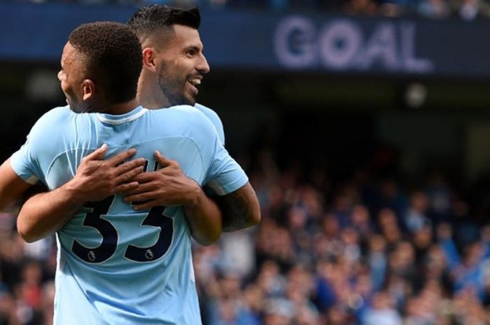 Gabriel Jesus (33) berpelukan dengan Sergio Aguero setelah mencetak gol Manchester City ke gawang Liverpool dalam partai Liga Inggris di Etihad Stadium, Manchester, 9 September 2017.