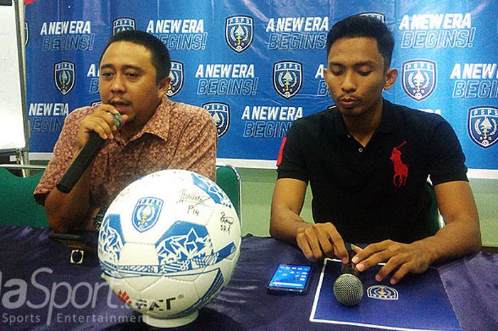 Manajer PSPS Riau, Ary Nugroho Arsyadianto (kiri), berbicara kepada media saat peluncuran logo baru PSPS Riau menjelang bergulirnya Liga 2 Indonesia musim 2018, Jumat (20/4) di Hotel Green Jalan Arifin Ahmad Pekanbaru.