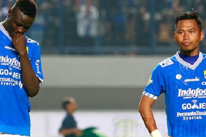   Ekspresi tak bahagia dua pemain Persib Bandung, Ezechiel N'Douassel (kiri) dan Tony Sucipto setelah timnya bermain imbang kontra PS Tira saat pertandingan Liga 1 2018 di Stadion Gelora Bandung Lautan Api, Senin (26/3/2018).  