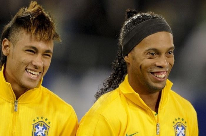  Dua penggawa timnas Brasil, Neymar dan Ronaldinho, melontarkan senyuman saat timnya hendak melawan 