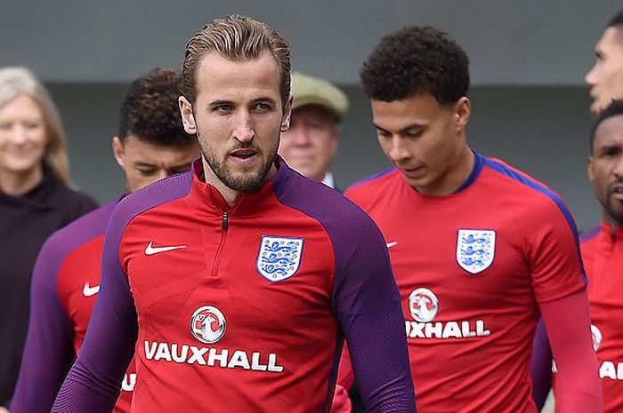 Striker timnas Inggris, Harry Kane, memasuki lapangan dalam sesi latihan tim di St George's Park, Burton-on-Trent, pada 2 Oktober 2017, sebagai persiapan menjelang laga kualifikasi Piala Dunia 2018 melawan Slovenis (5/10) dan Lithuania (8/10).