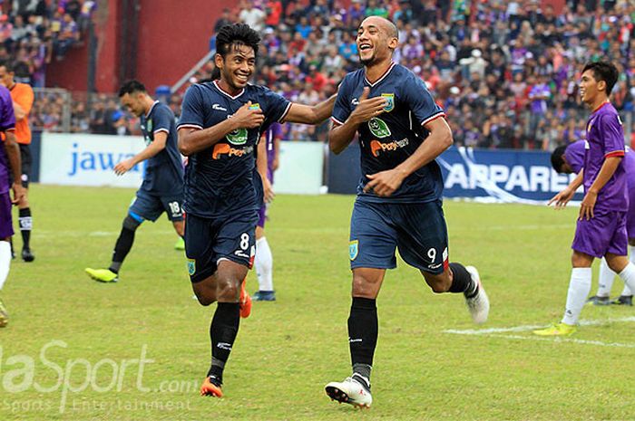 Pemain Persela Lamongan, Loris Arnould (kanan), merayakan gol bersama rekan setimnya, Syahroni, dalam laga penyisihan Piala Indonesia 2018 zona 11 melawan Persik Kediri di Stadion Brawijaya Kediri, Jawa Timur, Selasa (15/05/2018) sore.