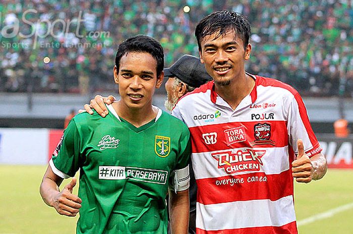 Gelandang Persebaya Surabaya, Misbakhus Solikin (kiri), berpose dengan bek Madura United, Andik Rendika Rama, usai melakoni laga pekan ketiga Piala Presiden 2018 Grup C di Stadion Gelora Bung Tomo Surabaya, Jawa Timur, Minggu (28/01/2018).