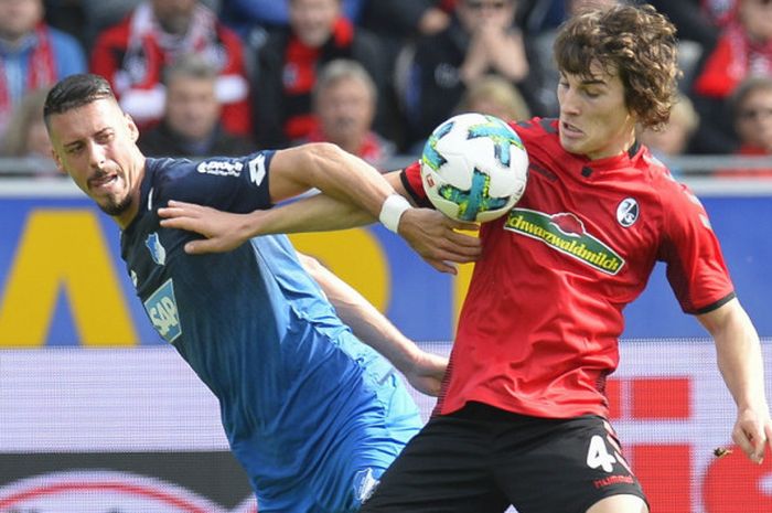 Aksi bek Freiburg, Caglar Soyuncu (kanan), saat berduel dengan striker Hoffenheim, Sandro Wagner, dalam laga Liga Jerman 2017-2018 di Stadion Schwarzwald, Freiburg, Jerman, pada 1 Oktober 2017.