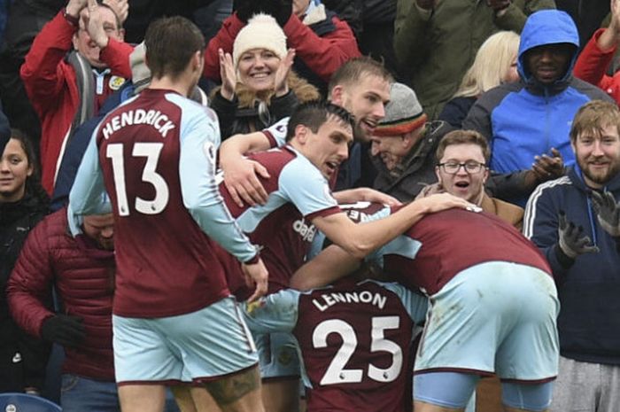 Pemain Burnley merayakan gol Johann Gudmundsson ke gawang Manchester City pada pertandingan Liga Inggris di Stadion Turf Moor, Sabtu (3/2/2018).