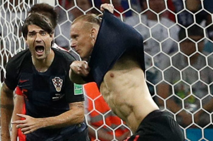 Pemain Kroasia, Domagoj Vida, melakukan selebrasi seusai menjebol gawang Rusia pada perempat final Piala Dunia 2018 di Fisht Arena, Sabtu (7/7/2018)