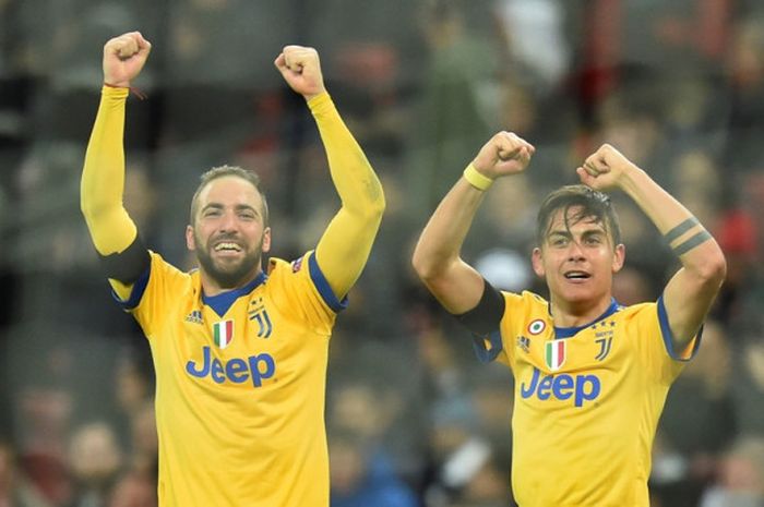  Penyerang Juventus, Paulo Dybala (kanan), merayakan golnya bersama Gonzalo Higuain dalam laga leg kedua babak 16 besar Liga Champions kontra Tottenham Hotspur di Stadion Wembley, London, Inggris, pada 7 Maret 2018.    