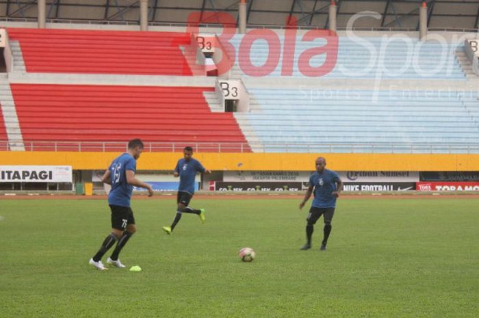 Tijani Belaid dan Anis Nabar berlatih di Stadion Gelora Sriwijaya Jakabaring Palembang, dalam menghadapi laga tandang di kandang Bhayangkara FC. Sabtu (19/8/2017). 