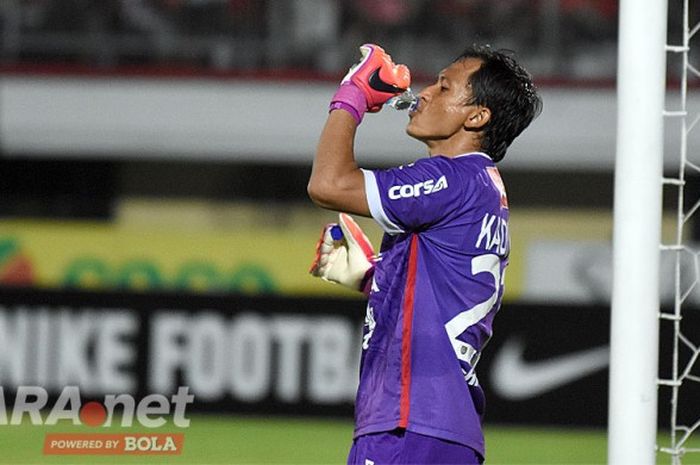 Kiper Bali United, I Made Wardana, memanfaatkan jeda waktu babak 1 dengan meneguk minuman saat laga kontra Borneo FC, Minggu (14/5/2017) di Stadion Kapten I Wayan Dipta, Gianyar.