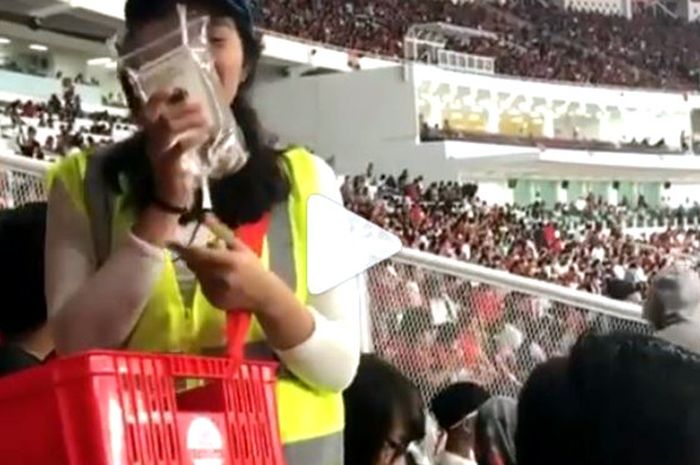 Salah seorang penjual air minum di Stadion Utama Gelora Bung Karno (SUGBK) menjajakan dagangannya di tribun penonton, Minggu (14/1/2018).