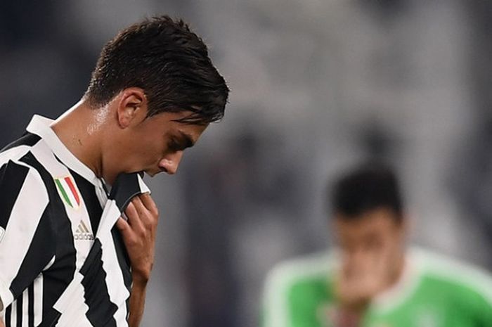 Paulo Dybala meratapi kegagalan penalti saat Juventus melawan Lazio pada partai Liga Italia di Stadion Allianz, Sabtu (14/10/2017).