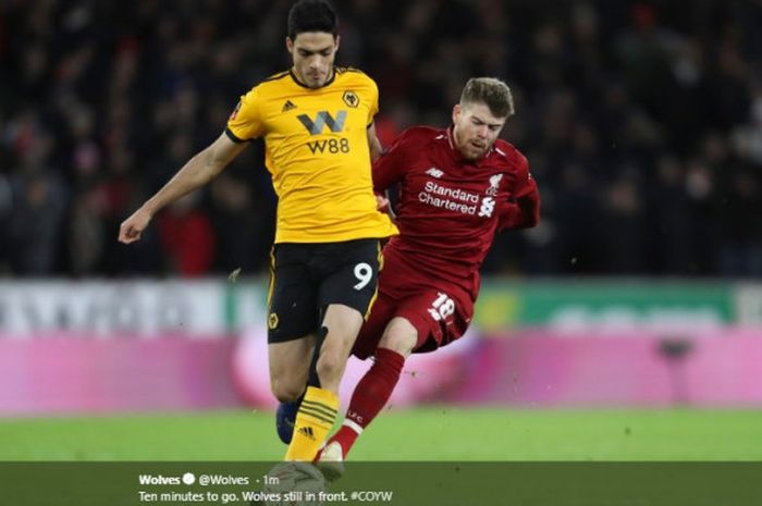 Striker Wolves, Raul Jimenez saat berduel dengan bek Liverpool, Alberto Moreno pada laga babak ketiga Piala FA di Molineux Stadium, Senin (7/1/2019) atau Selasa dini hari WIB.