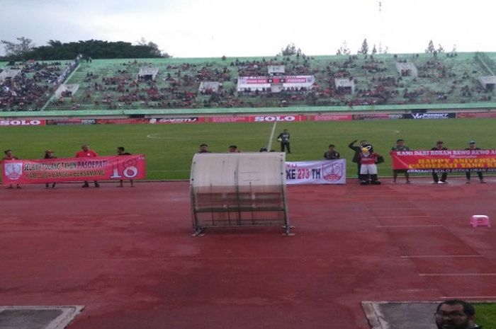 Suporter merayakan dengan sederhana ulang tahun Pasoepati dan Kota Solo di Stadion Manahan, Senin (19/2/2018).