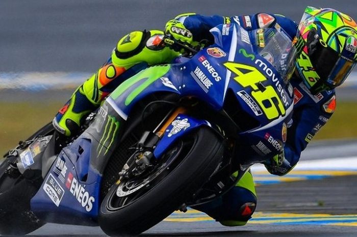 Pebalap Movistar Yamaha MotoGP asal Italia, Valentino Rossi, memacu motornya pada sesi latihan bebas kedua GP Perancis di Sirkuit Le Mans, Jumat (19/5/2017)