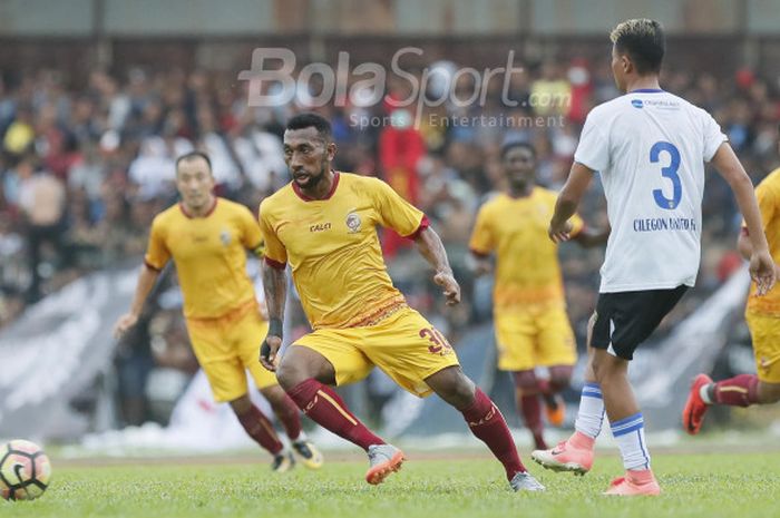 Aksi striker Sriwijaya FC, Patrich Wanggai saat timnya dijamu Cilegon United pada uji coba di Stadion Krakatau Steel, Kamis (11/1/2018).