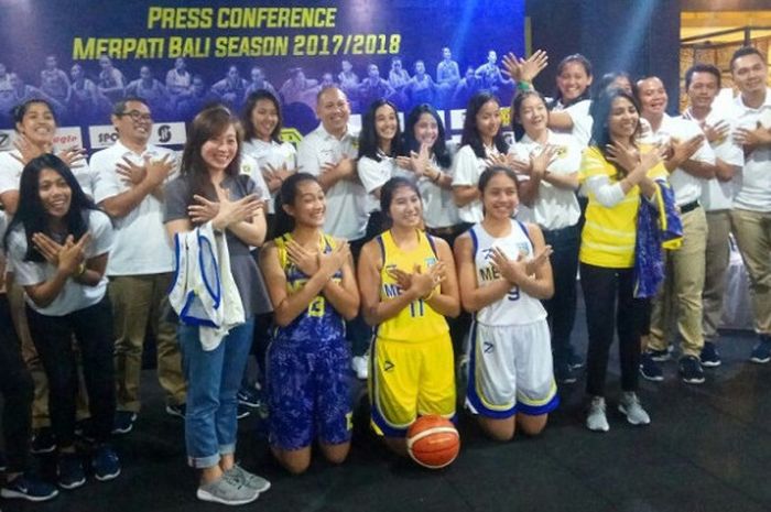 Tim bola basket putri Merpati Bali berpose pada sesi konferensi pers di Thamrin City, Jakarta, Kamis (16/11/2017).