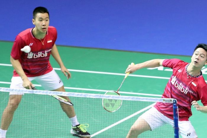 Pasangan ganda putra Indonesia, Marcus Fernaldi Gideon/Kevin Sanjaya Sukamuljo, mengembalikan kok ke arah Vladimir Ivanov/Ivan Sozonov (Rusia) pada laga babak 16 besar Kejuaraan Dunia Bulu Tangkis 2017 yang berlangsung di Emirates Arena, Glasgow, Kamis (24/8/2017).