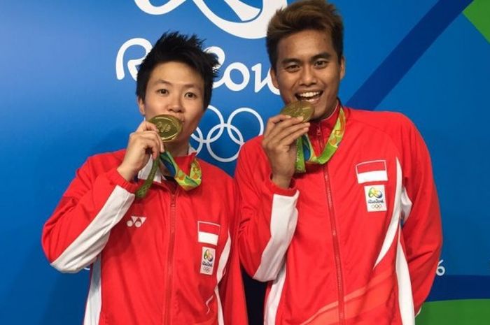 Liliyana Natsir dan Tontowi Ahmad berpose dengan medali emas Olimpiade Rio 2016 mereka.