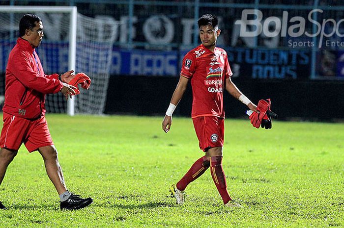 Pelatih Kiper Arema FC, Yanuar Hermansyah (kiri), berjalan mendekati kiper Kartika Ajie, usai laga melawan PSIS Semarang pada laga pekan kedua Piala Presiden 2018 Grup E di Stadion Kanjuruhan Malang, Jawa Timur, Kamis (25/01/2018) malam.