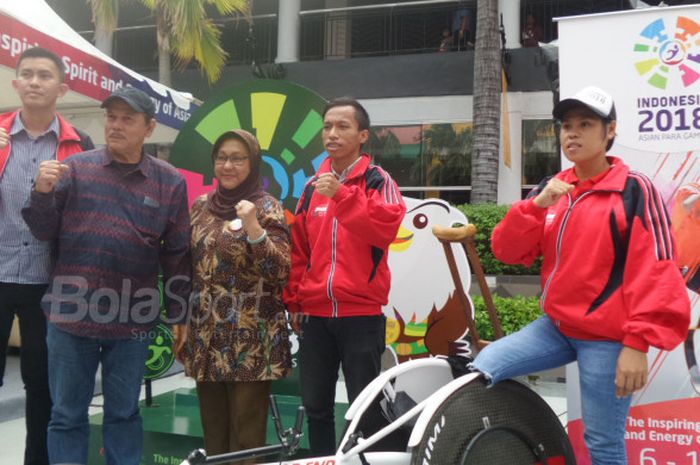 Ketua National Paralympic Committee DKI Jakarta, Welly Ferdinandus (kedua dari kiri) dan Deputi 3 Games Support Inapgoc, Adiati Nurdin (tengah), berpose bersama atlet NPC, Dylan Abraham, Kusnanto, serta Maria Goreti Samiyati dalam acara sosialisasi Asian Para Games 2018 di Cilandak Town Square, Jakarta, pada 22 Desember 2017.