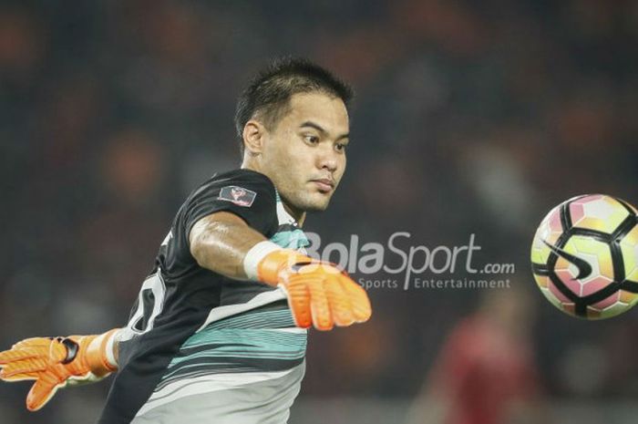 Kiper Persija Jakarta, Andritany Ardhiyasa, beraksi pada laga final Piala Presiden 2018 kontra Bali United di Stadion Utama GBK pada Sabtu (17/2/2018).