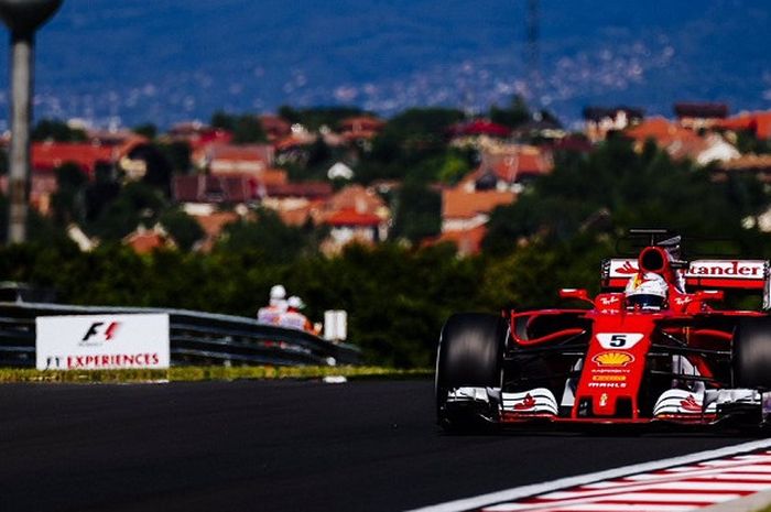 Pebalap tim Ferrari, Sebastian Vettel, saat babak kualifikasi ketiga Grand Prix Hungaria.