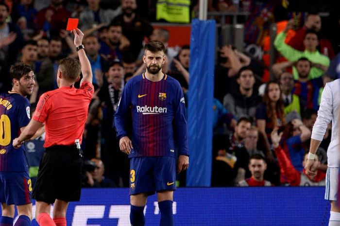 Bek kanan FC Barcelona, Sergi Roberto (kiri), menerima kartu merah dari wasit Alejandro Hernandez dalam laga Liga Spanyol kontra Real Madrid di Stadion Camp Nou, Barcelona pada 6 Mei 2018.